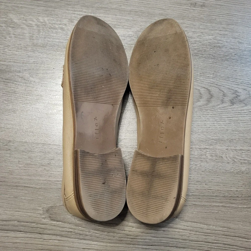 Anne Klein iFlex Tan‎ Flat Loafers Lion Logo Medallion Slip On Shoes size 8.5